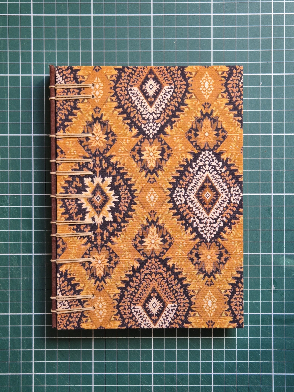 Ikat Mostarda e Marrom - Imagem 3